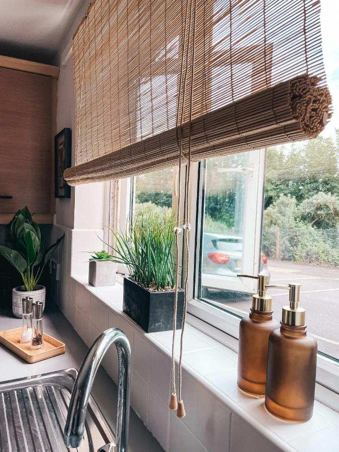 Hollybush Apartment, By Solace Stays Newport  Exteriér fotografie
