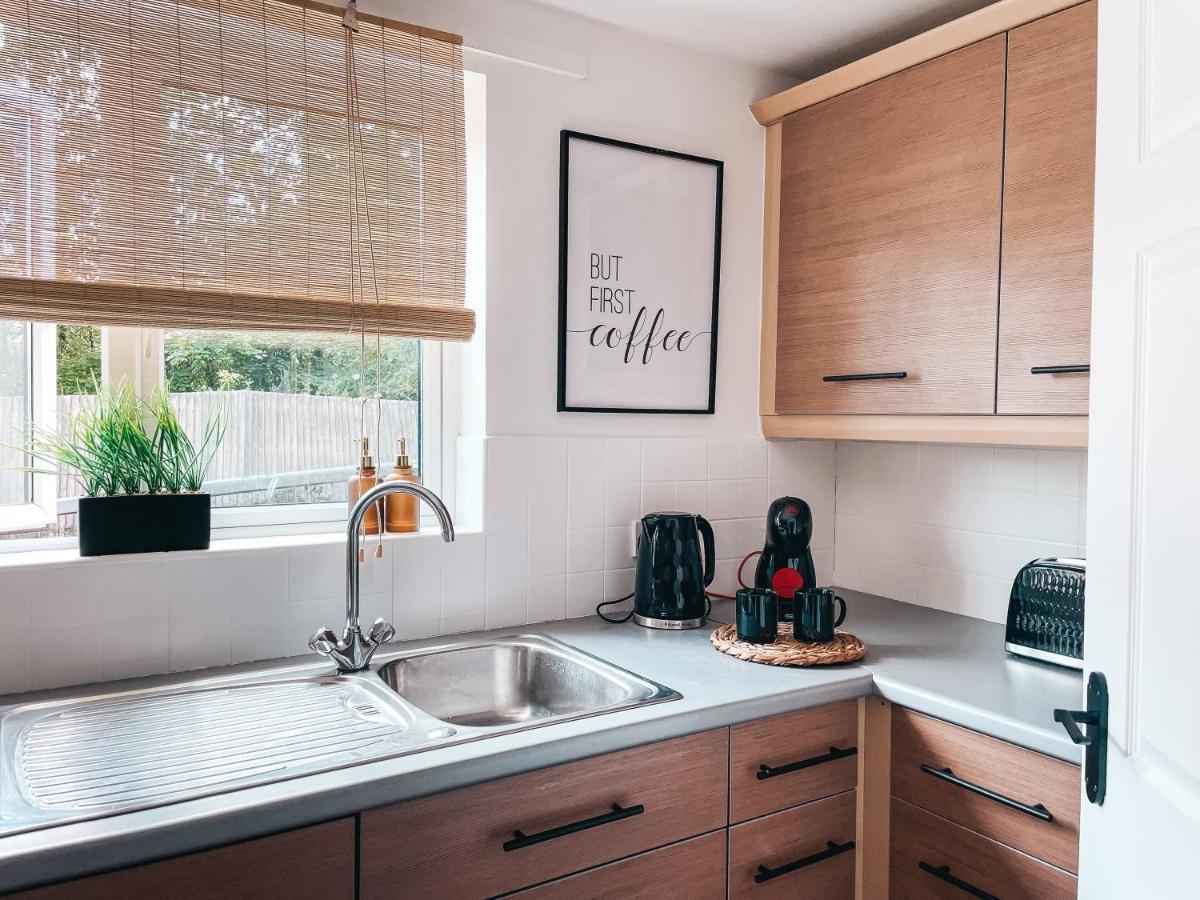 Hollybush Apartment, By Solace Stays Newport  Exteriér fotografie